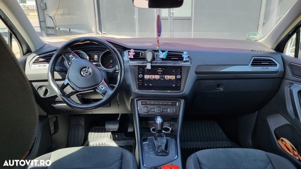 Volkswagen Tiguan - 1