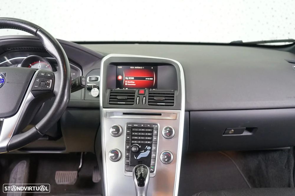 Volvo XC 60 2.0 D3 Momentum Geartronic - 28