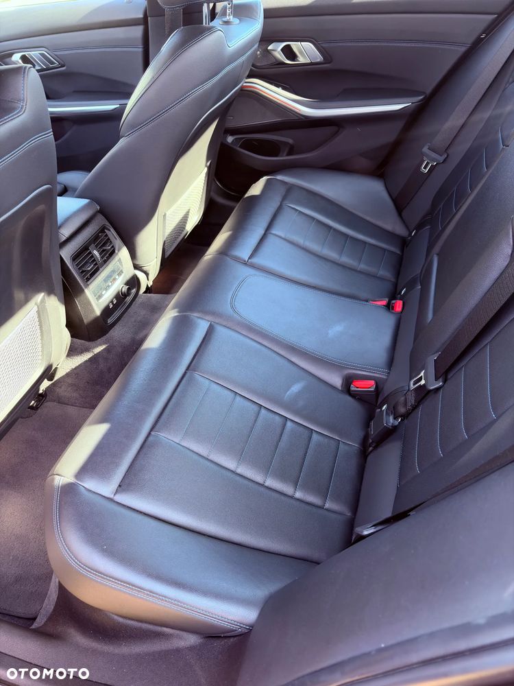 BMW Seria 3 320d M Sport - 4