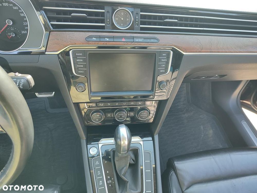 Volkswagen Passat 2.0 TDI SCR 4Motion DDG Highline - 23