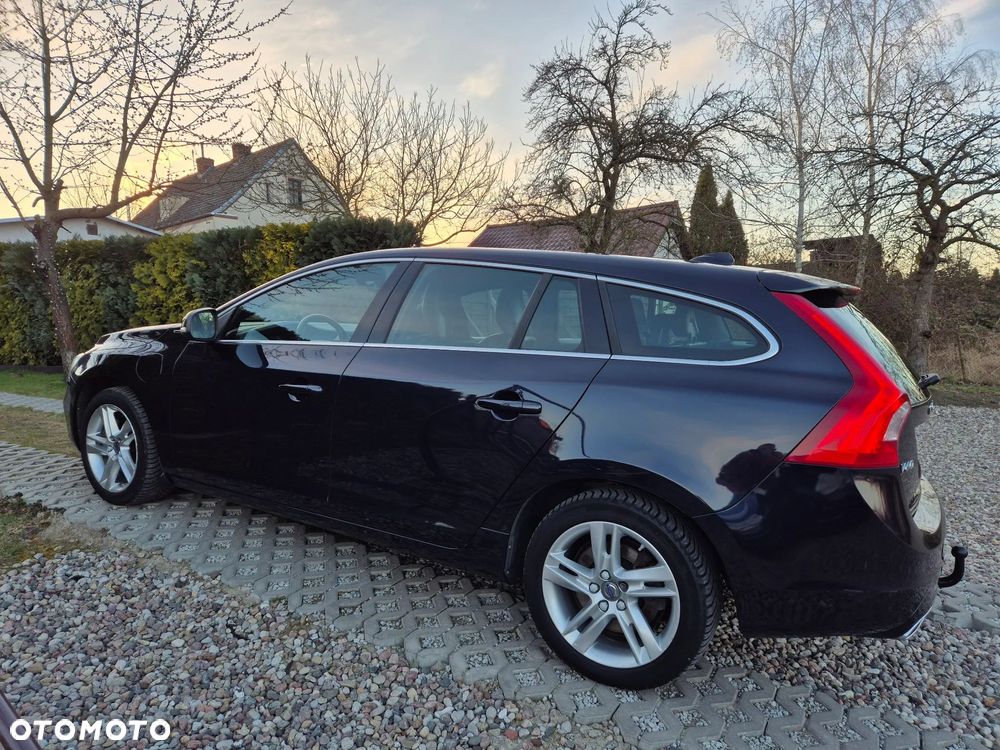 Volvo V60 D6 AWD Plug-in Hybrid R-Design Momentum - 4