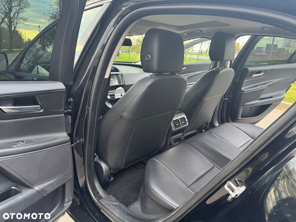 Jaguar XE 2.0 T Portfolio - 20