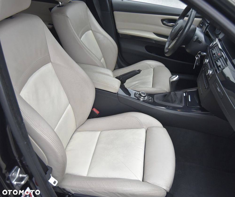 BMW Seria 3 325i xDrive Edition Exclusive - 23