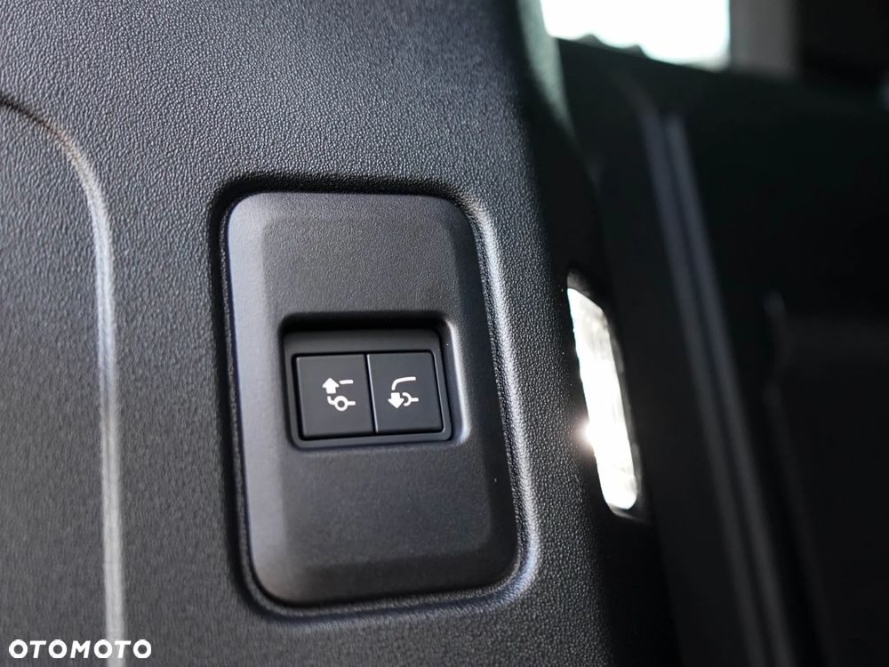 Land Rover Defender 110 D350 X-Dynamic SE - 31