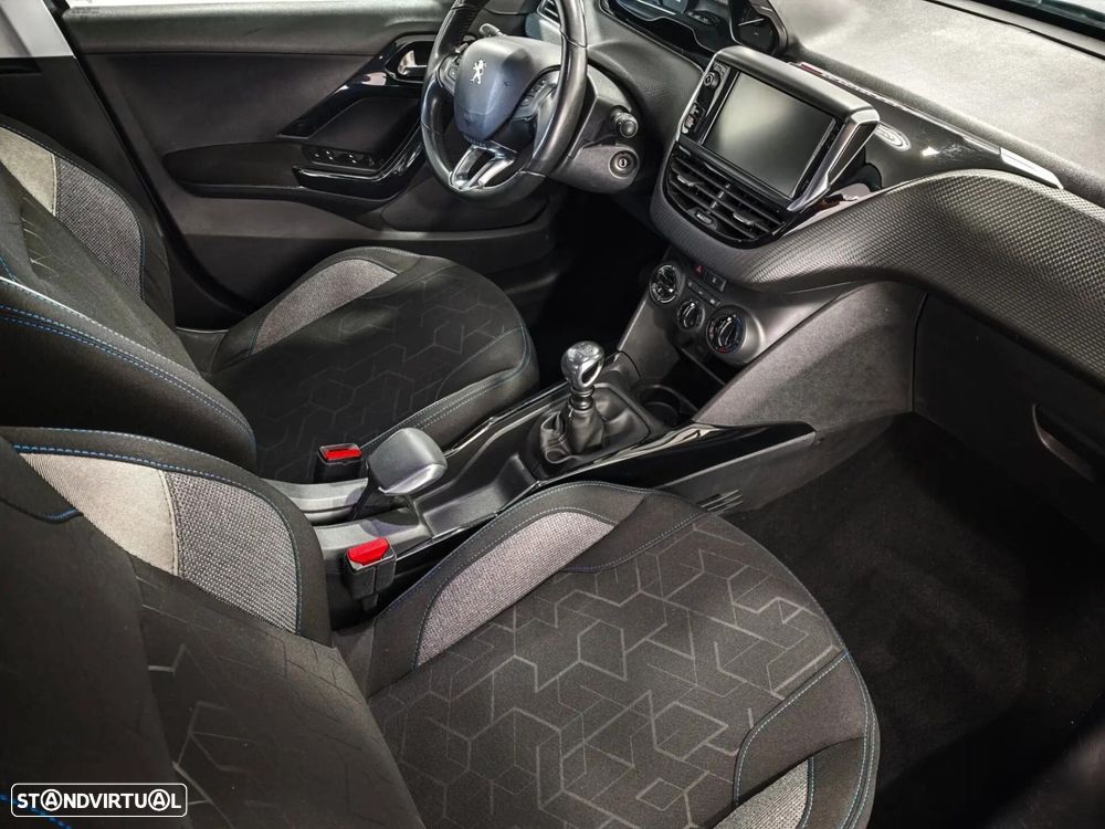 Peugeot 2008 1.2 PureTech Signature - 24