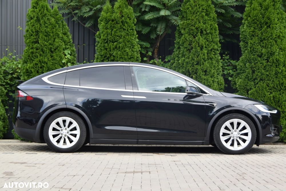 Tesla Model X - 14