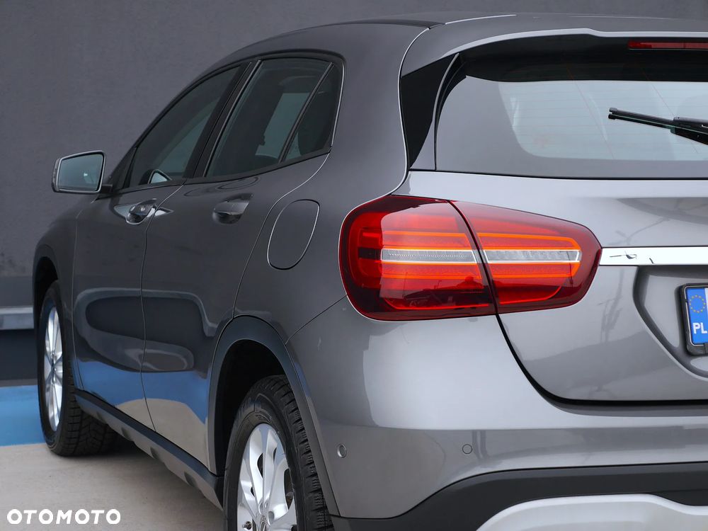 Mercedes-Benz GLA 180 7G-DCT - 34