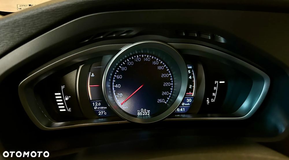 Volvo V40 Cross Country T3 Drive-E Ocean Race - 12