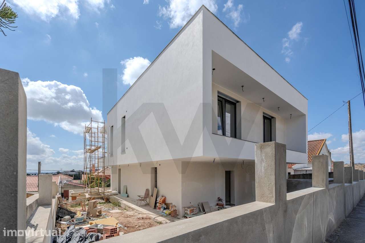 Moradia T4 Nova com Piscina, Rooftop com Vista Rio e Garagem para 4 Ca - Grande imagem: 2/60