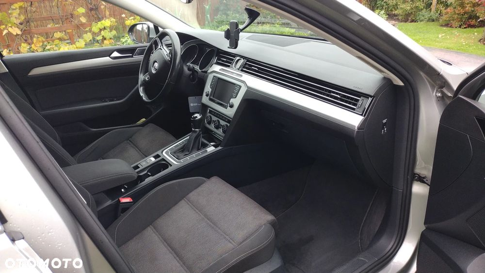 Volkswagen Passat - 12