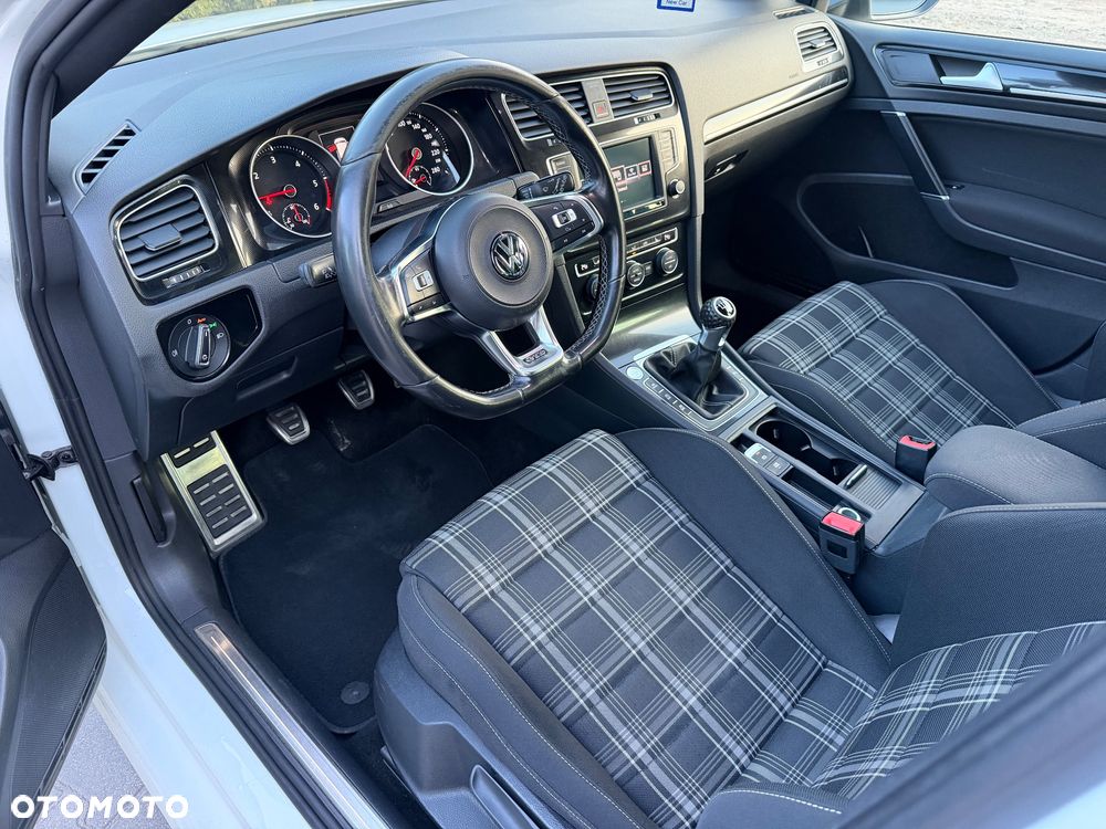 Volkswagen Golf - 26