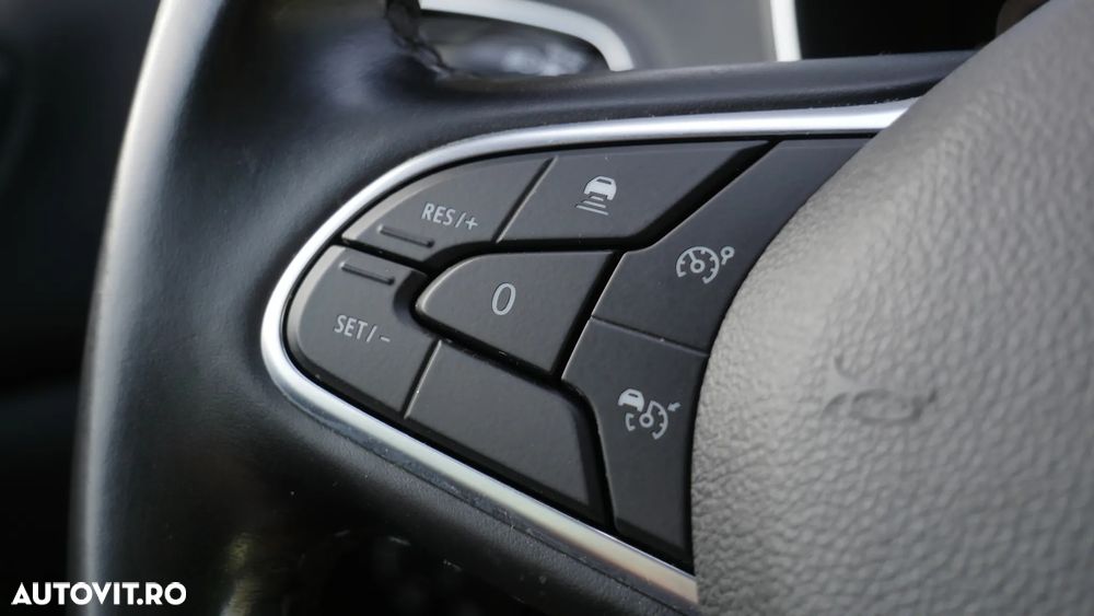 Renault Megane TCe 140 GPF INTENS - 25