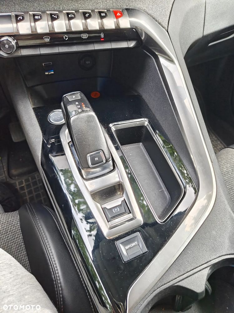 Peugeot 3008 1.2 PureTech Allure S&S EAT6 - 8
