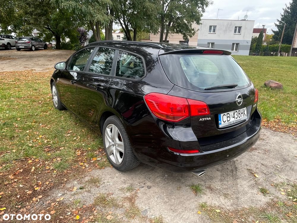 Opel Astra 2011 photo 2
