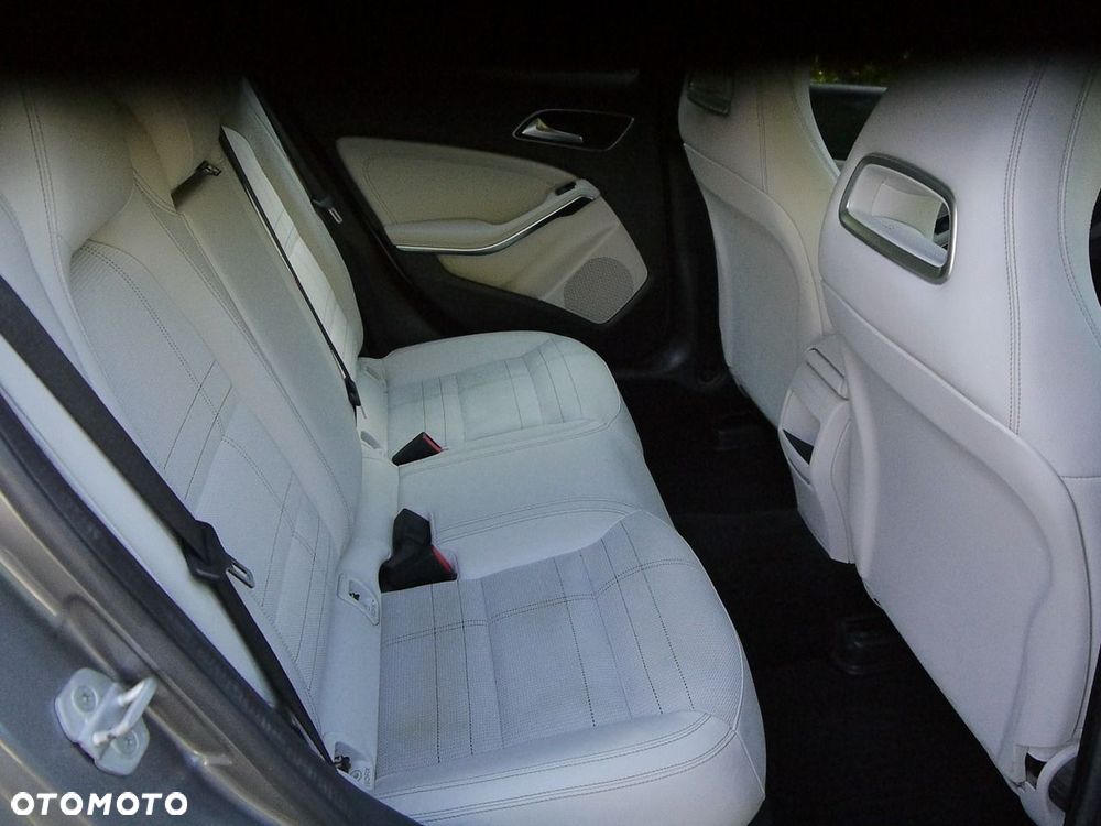Mercedes-Benz GLA 200 UrbanStyle Edition - 26