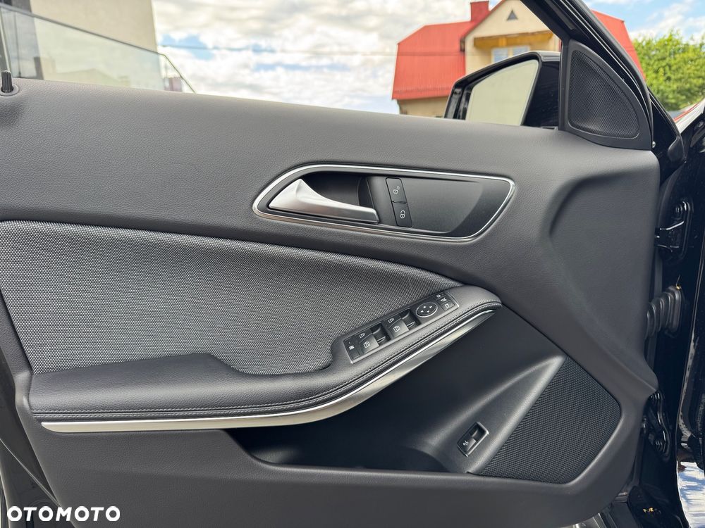 Mercedes-Benz GLA 200 d 4Matic 7G-DCT - 17