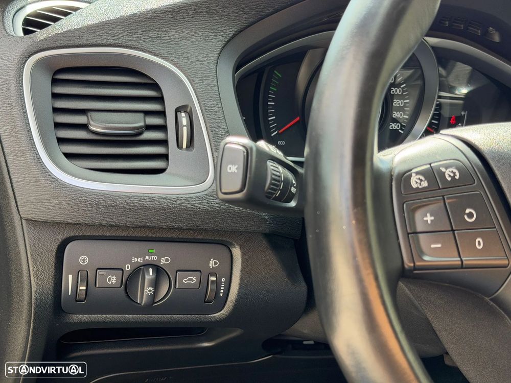 Volvo V40 D2 Momentum - 25