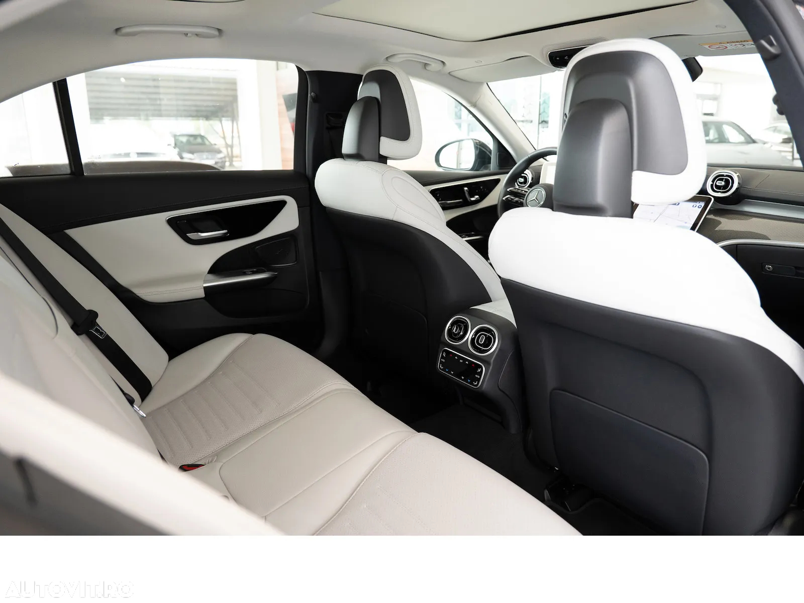 Mercedes-Benz C 300 e 4Matic 9G-TRONIC AMG Line - 23