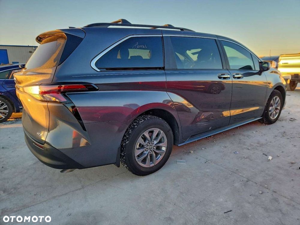 Toyota Sienna - 4