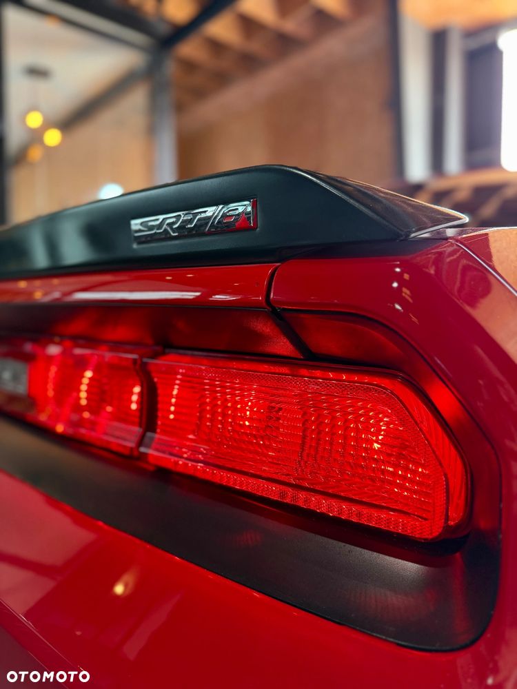 Dodge Challenger 6.1 SRT8 - 8