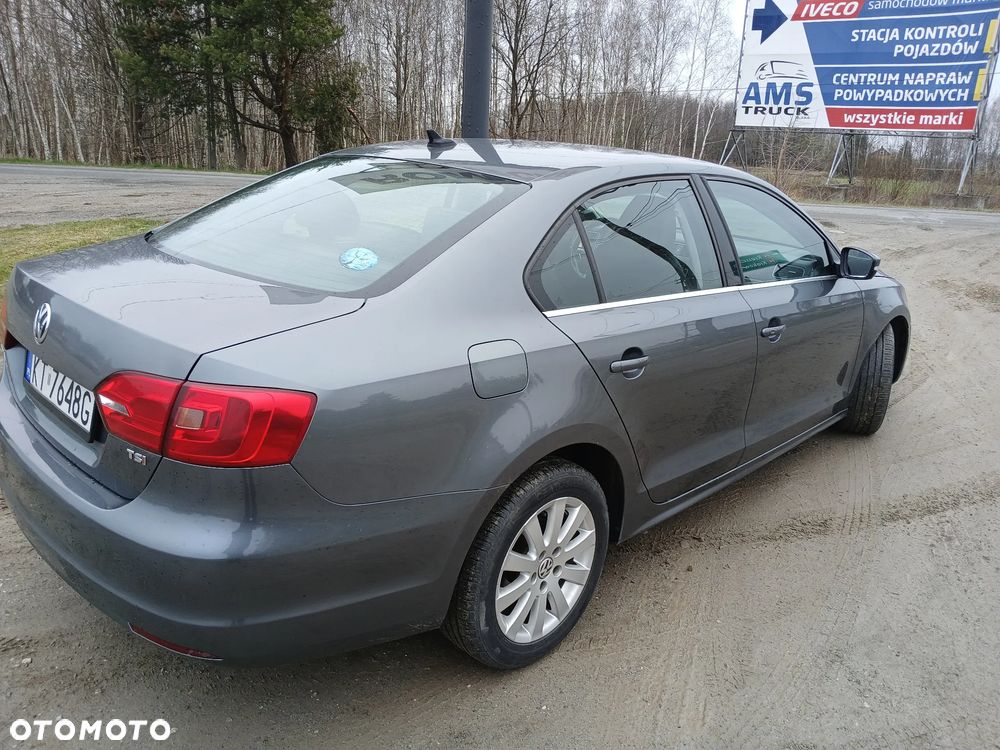 Volkswagen Jetta - 2
