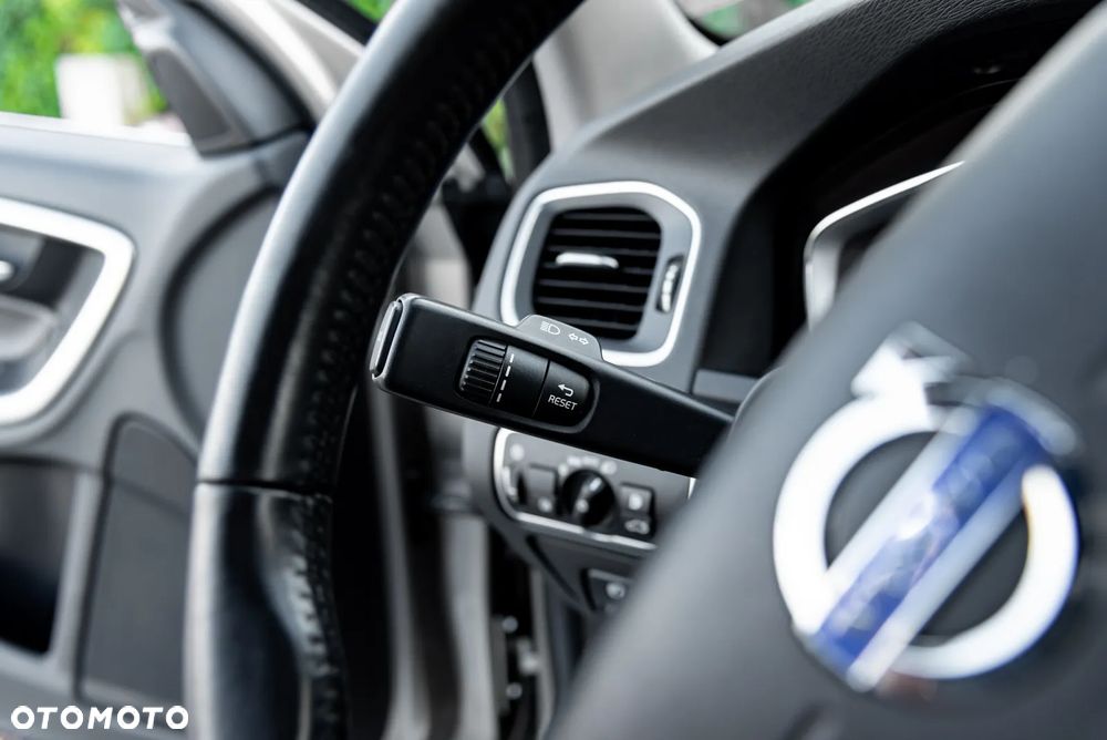 Volvo V60 D6 AWD Plug-in Hybrid Momentum - 29
