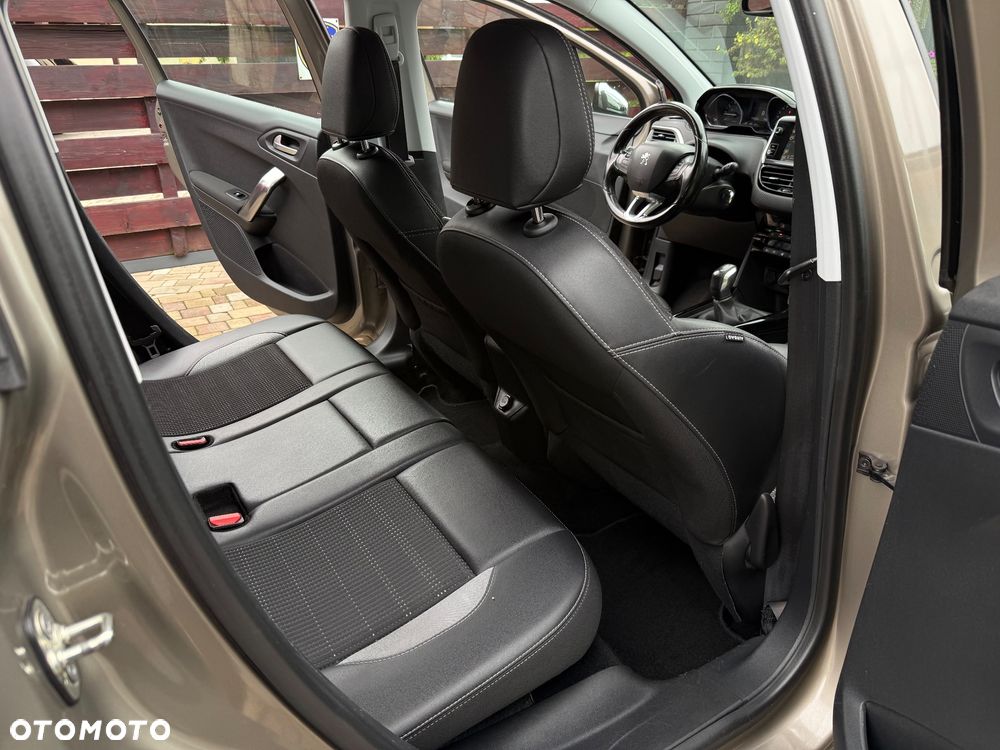 Peugeot 2008 1.2 Pure Tech Allure S&S - 16