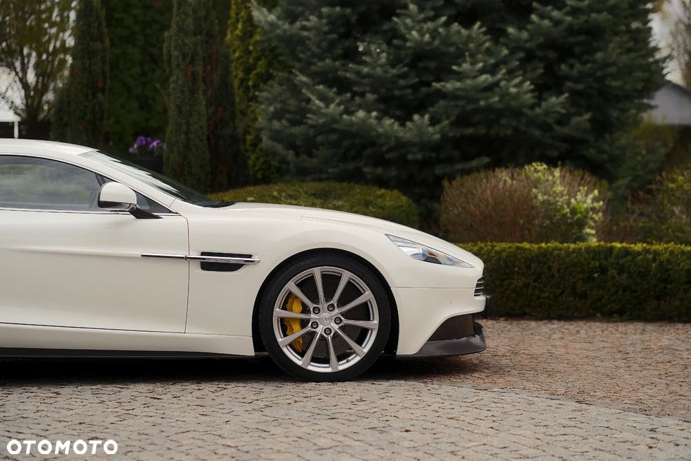 Aston Martin Vanquish - 8