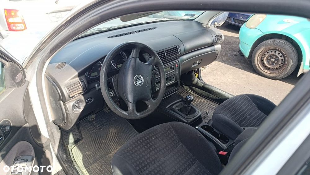 36303 VW passat B5 lift model od 00-06 silnik 2.0 AZM skrzynia EMV lakier LA7W - 8