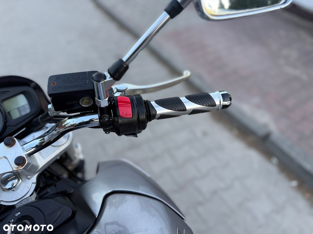 Suzuki GSR - 24