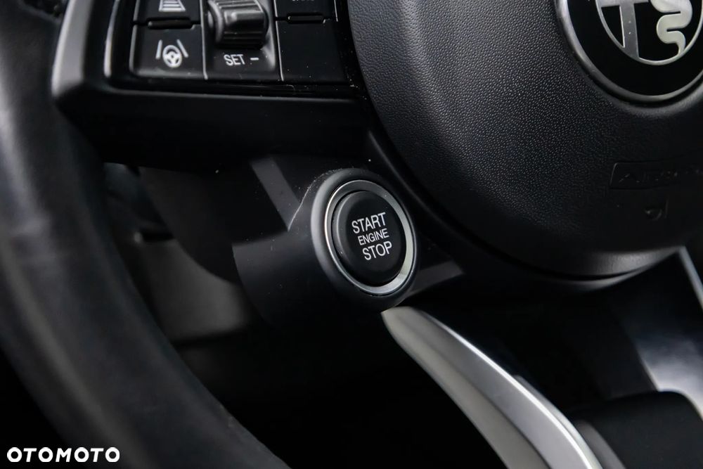 Alfa Romeo Giulia 2.0 Turbo 16V AT8-Q4 Veloce - 21