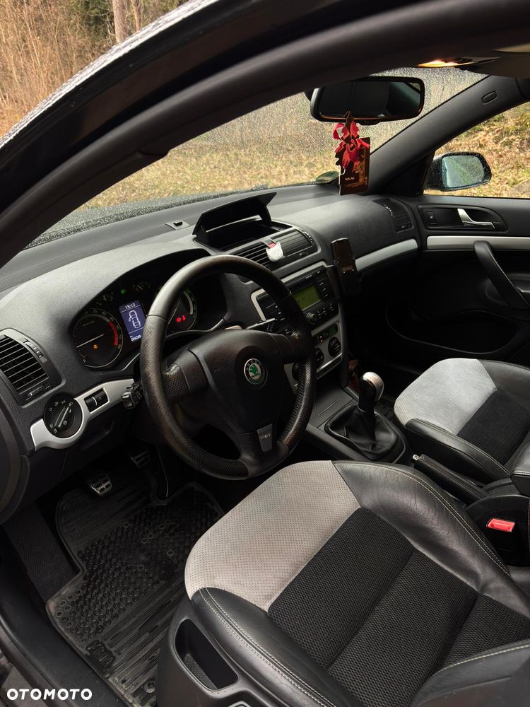 Skoda Octavia 2.0 TDI CR DPF RS - 14