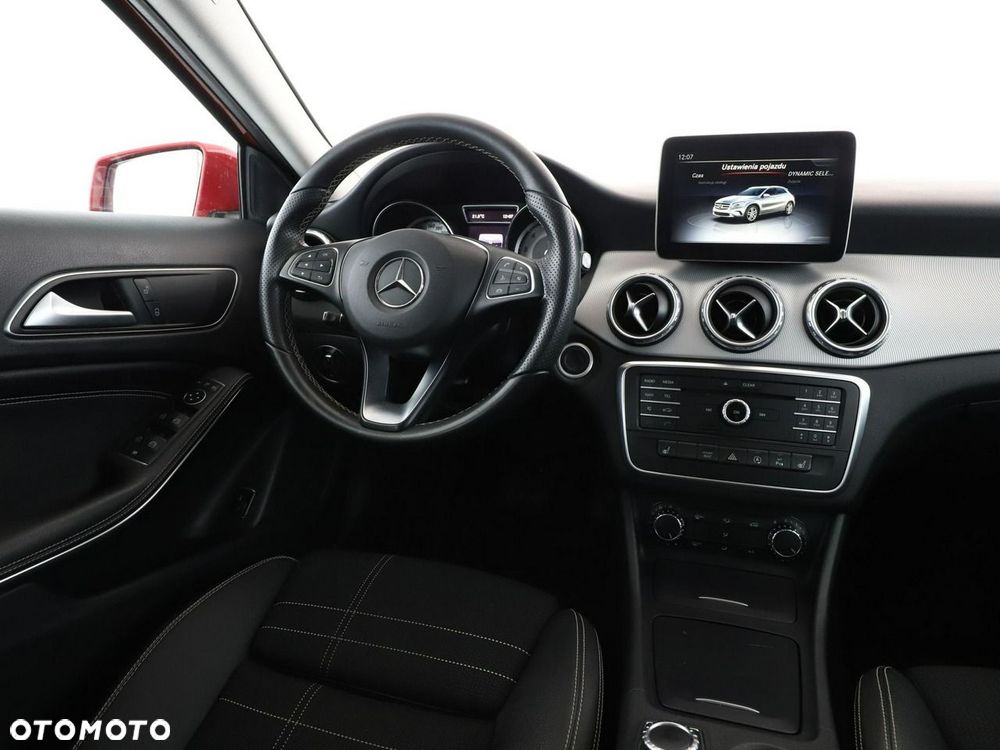 Mercedes-Benz GLA 180 7G-DCT Urban - 17