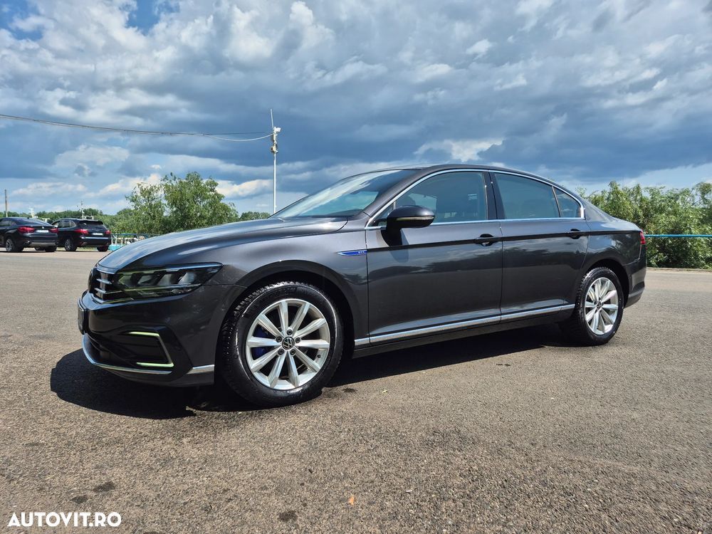 Volkswagen Passat - 1