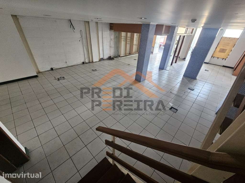 Situada na Póvoa de Santo Adrião, Odivelas, loja/armazém com 230 m². - Grande imagem: 4/21