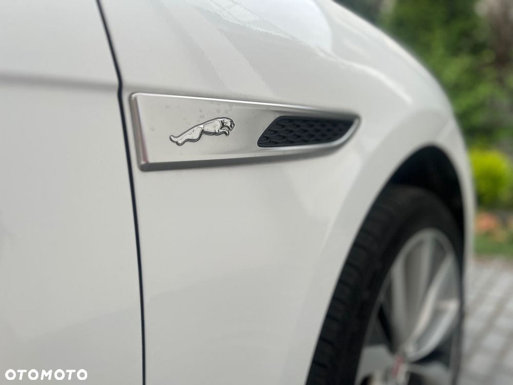 Jaguar F-Pace P250 AWD R-Dynamic S - 15