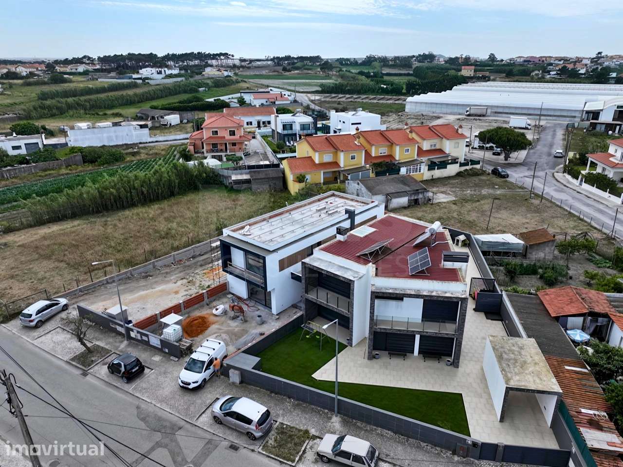 Moradia T4 c/ 1 Master Suite + 2 Suites, Jardim & Parqueamento ! - Grande imagem: 5/49