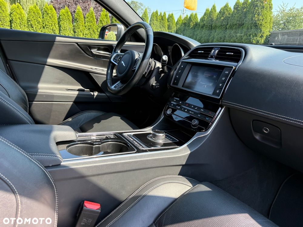 Jaguar XE 20d AWD R-Sport - 34