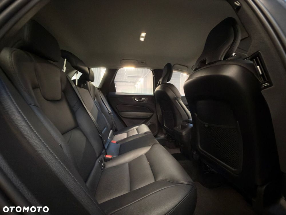 Volvo XC 60 B4 B Plus Dark - 26