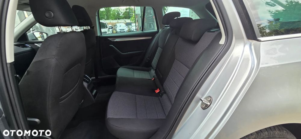 Skoda Octavia 1.6 TDI DPF Ambiente - 29