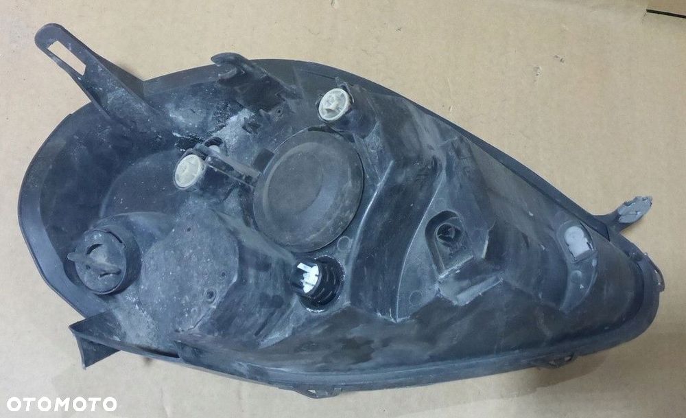 Fiat Grande Punto III Reflektor Lewy 89101387 - 5