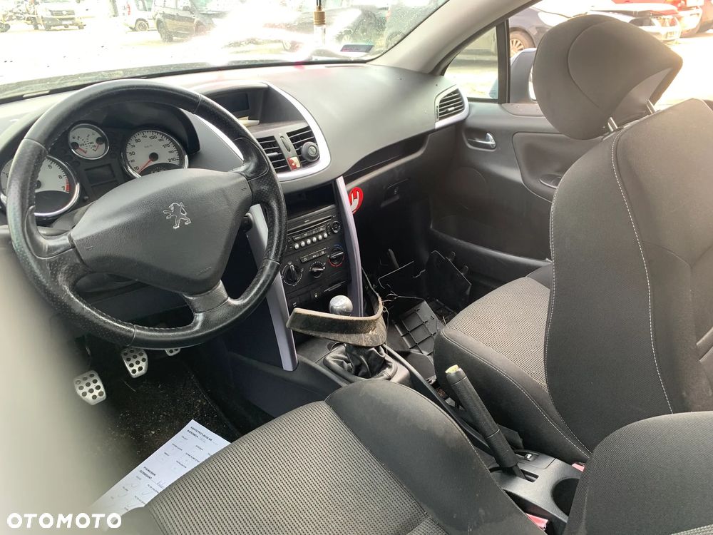 PEUGEOT 207 2008 *SAMOCHÓD NA CZĘŚCI* 4051  MASKA, LAMPA, DRZWI, LUSTERKO, ZDERZAK, GRILL, BŁOTNIK, KLAPA, BELKA, DESKA, FOTELE, KANAPA, ĆWIARTKA KIEROWNICA, TARCZE, ZACISKI, ZAWIESZENIE, KOMPLETNY PRZÓD, KOMPLETNY TYŁ, LICZNIK, ZEGARY, PRAWE LEWE PRZÓD TYŁ - 5