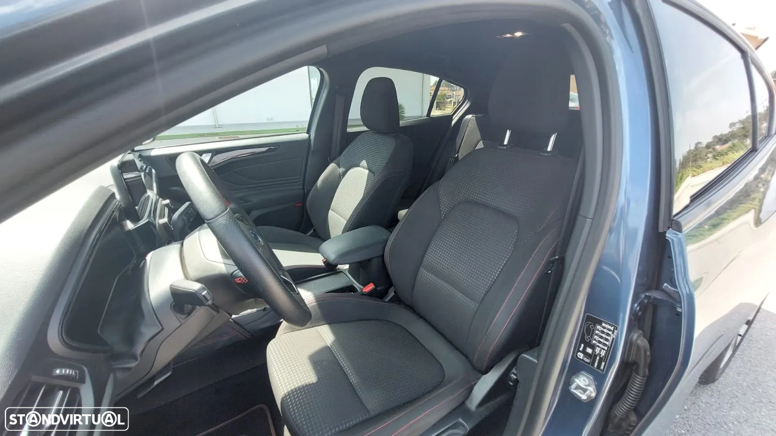 Ford Focus 1.0 EcoBoost MHEV ST-Line X - 36