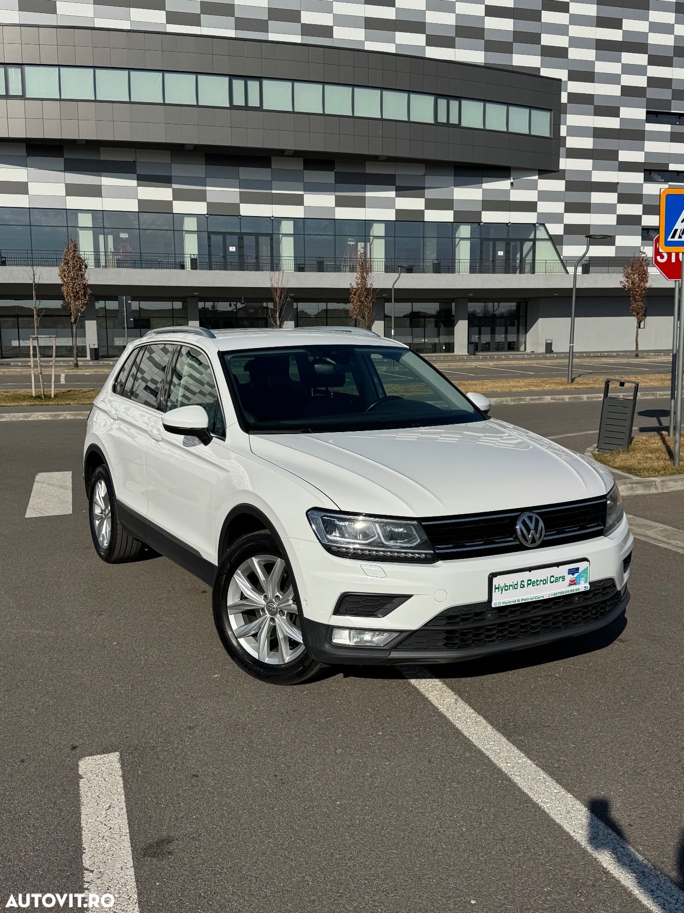 Volkswagen Tiguan - 1