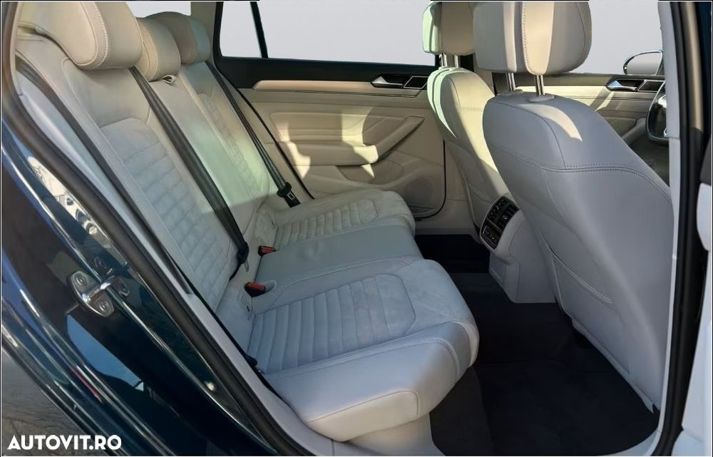 Volkswagen Passat Variant 2.0 TDI SCR DSG 4Motion Elegance - 16