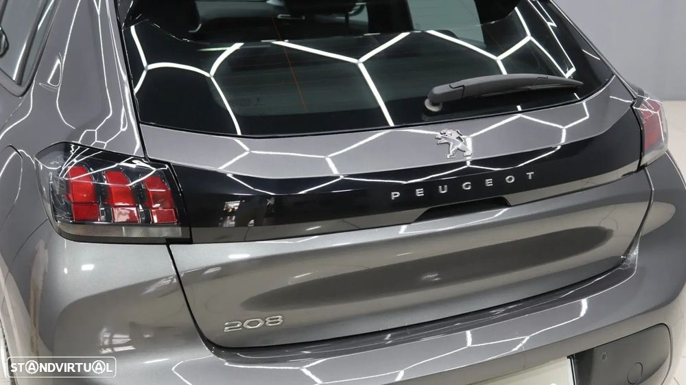 Peugeot 208 - 8