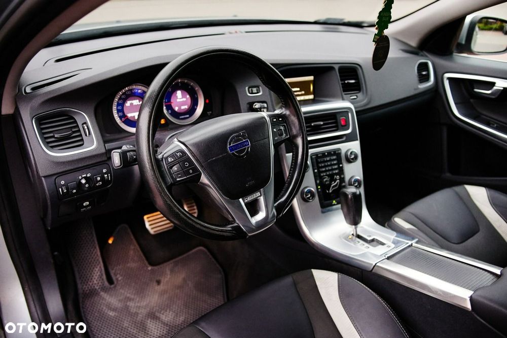 Volvo V60 D4 Geartronic RDesign - 24