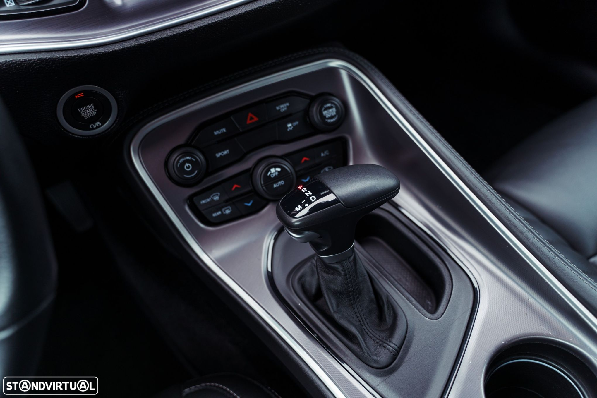 Dodge Challenger Auto SXT Plus - 12