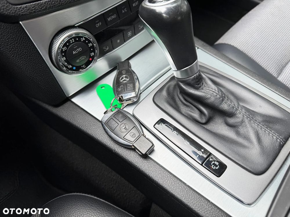 Mercedes-Benz Klasa C 250 CGI Automatik BlueEFFICIENCY Avantgarde - 28