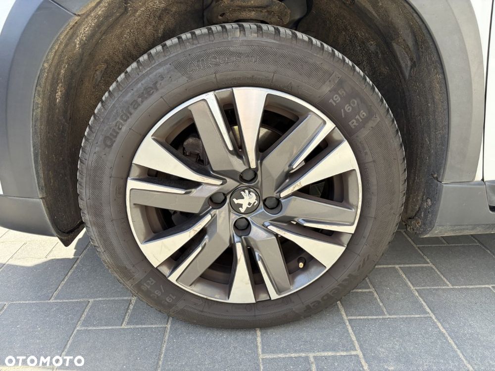 Peugeot 2008 1.2 Pure Tech GPF Allure S&S EAT6 - 27